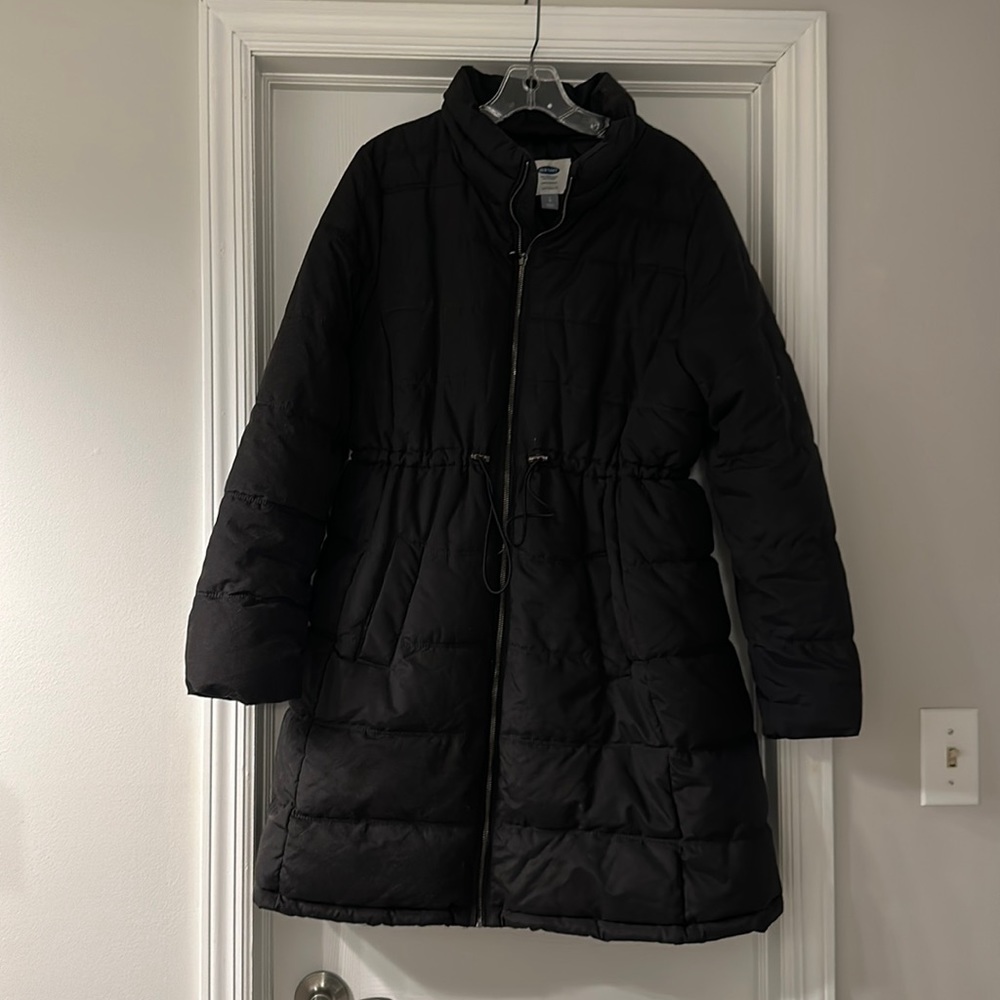 Old navy black maternity puffer coat with drawstring waist. Size L.